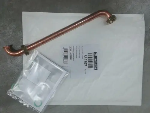 Kupferrohr mit einer gebogenen Form und einem Gewindeansatz, dazu eine Verpackung mit Dichtungsringen und einer Anleitung, alles von der Marke Remeha.